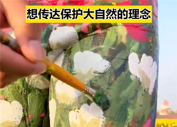 男子花3小时在身上作画隐身花丛：不动根本看不到
