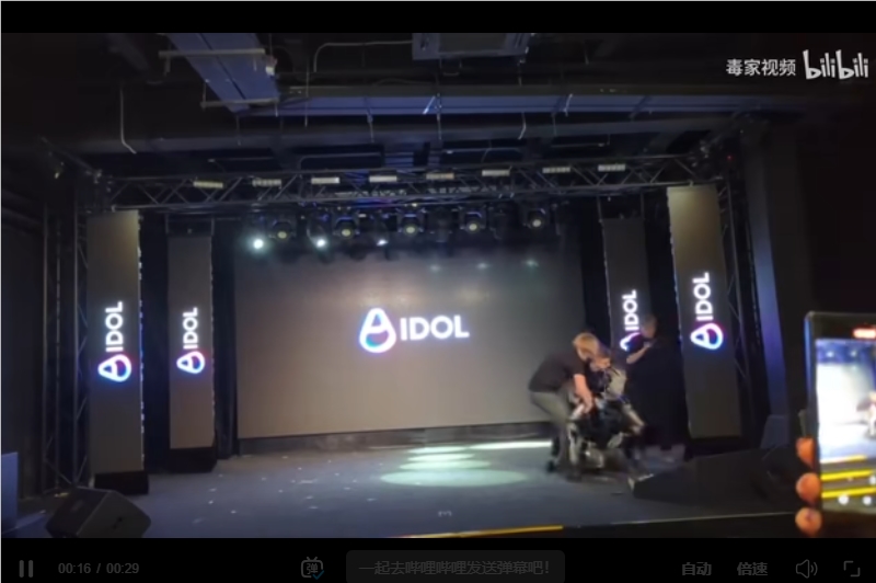 ロシア初の人型ロボット『Aidol』が登場し、展示中のアクシデントで話題に